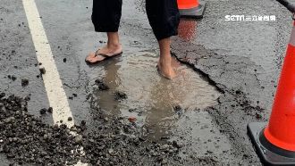 豪雨灌高雄！馬路百坑洞害2騎士狠摔