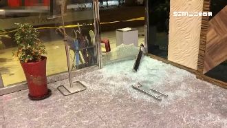 懷疑帳單被灌水！酒客怒砸大廳想落跑