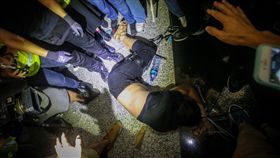男子遭示威者包圍反送中示威者13日持續在香港機場集會，14日凌晨0時，一名男子被參加反送中集會的示威者包圍，並綁住雙手雙腳。中央社記者吳家昇攝 108年8月14日
