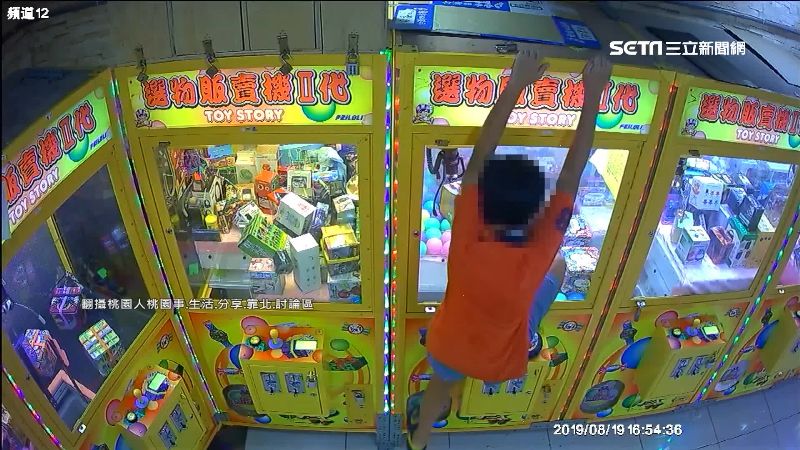 驚險！3童想拿展示品　竟爬上娃娃機