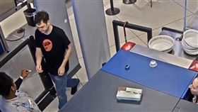 女保全惡作劇。（圖／翻攝自Joel Franco推特）