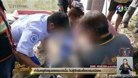 水中巨蜥嚇壞情侶　本要跳河被嚇回岸上！女拼命掙扎命危（圖／翻攝自泰國網）