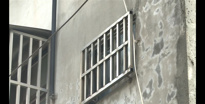 一人稽查違章工廠　竟被拉鐵門囚禁