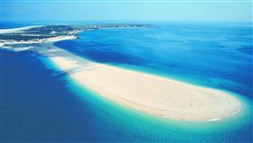 澎湖吉貝島受到低壓帶環流影響雷雨雹罩照，20日清晨4時起短短的一個多小時，下了82毫米的雨量，澎湖氣象站表示，雨勢還會再下。圖為吉貝島著名的沙尾。（資料照片）