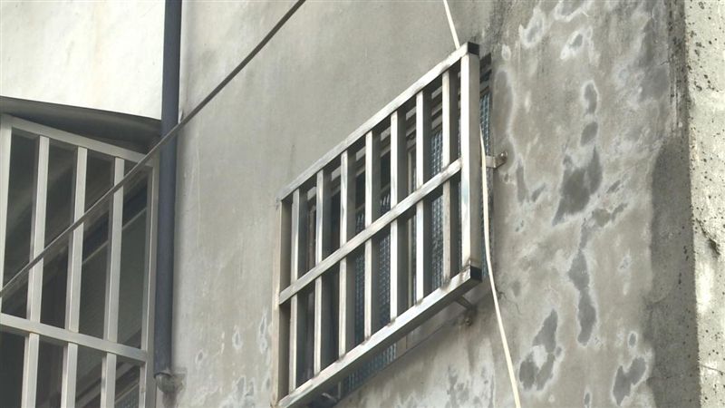 少女遭囚惹議　社工傳訊挺繼父、生母
