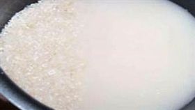 洗米水,米,煮飯　圖／翻攝自百度百科
http://image.baidu.com/search/detail?z=0&ipn=d&word=%E6%B4%97%E7%B1%B3&step_word=&hs=0&pn=6&spn=0&di=0&pi=&tn=baiduimagedetail&is=0%2C0&istype=2&ie=utf-8&oe=utf-8&cs=659536683%2C115