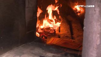 鬼月拜拜燒紙錢　金爐突爆炸害他失明