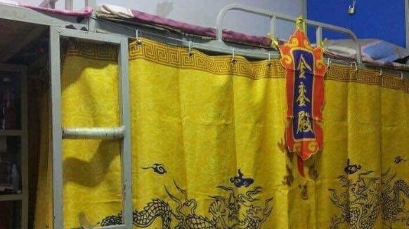 掛「皇帝床罩」閃金光　網：駕崩嗎…