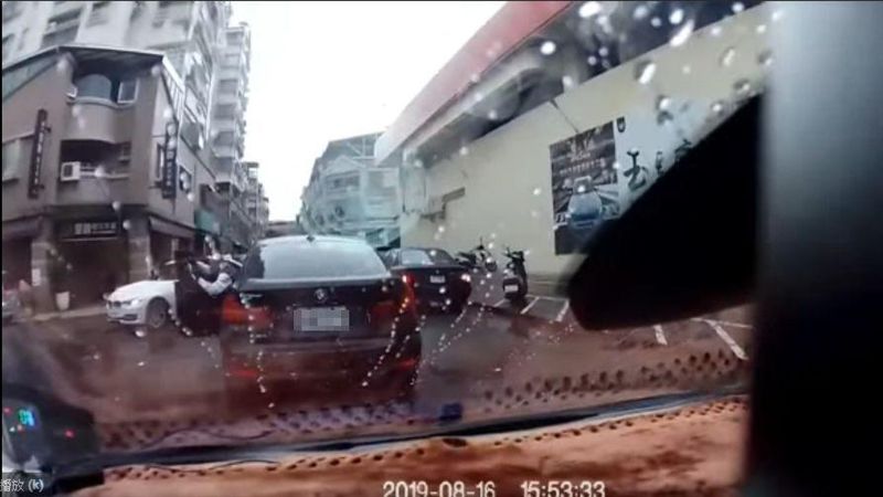 擋我者殺？高雄光頭男　持刀追車砍人