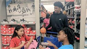 NBA／開學前送暖　灰熊榜眼傷好了
NBA,曼菲斯灰熊,Ja Morant,做愛心,暖心
翻攝自推特 Peter Edmiston