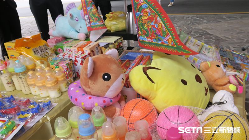 方便嬰靈取用！這醫院普渡供品這樣擺