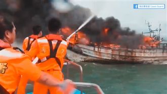 新竹火燒船海巡救援！船長忍痛棄船