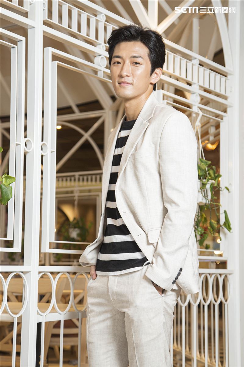 《致親愛的孤獨者》主演鍾政均接受三立新聞網專訪。（圖／記者林士傑攝影）