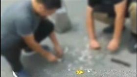 中國淮南安徽省，竊賊竟往空中灑硬幣想逃跑。（圖／翻攝自微博）
