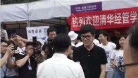 清華大學,紅布條,錯字,大陸,新生,文化,名校,調侃,北京大學, 圖／翻攝自微博