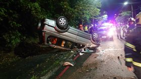 新北,汐止,車禍,翻車,無照駕駛,未成年,自撞山壁（圖／翻攝畫面）