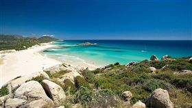 許多人出國度假時，都想從當地帶回一些紀念品，但法國就有一對情侶，日前到義大利的薩丁尼亞島（Sardinia）旅遊時，疑似想將海邊的白沙帶走、做為紀念，偷偷拿了14個寶特瓶把白沙裝罐，總共偷了裝了40公斤的白沙。事後兩人的行徑被當地警方發現，立刻遭到逮捕，依涉嫌加重竊盜罪起訴，最重將可能面臨6年的有期徒刑。（圖／翻攝自Sardinia Island臉書）