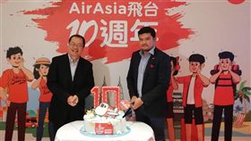 亞航歡慶飛台10週年亞洲最大低成本航空公司亞洲航空（AirAsia）自2009年7月進軍台灣，今年已滿10年，AirAsia長程運輸首席執行長班雅明（Benyamin Ismail）（右）20日在台與AirAsia台灣區行銷業務總經理陳長星（左）切蛋糕同慶。中央社記者汪淑芬傳真　108年8月20日