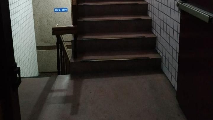 扛12箱水爬6樓因沒笑…大媽怒客訴