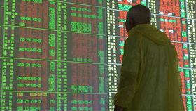 台股開高走高（2）台北股市16日開高走高，收盤漲93.76點，為10420.89點，漲幅0.91%，成交金額新台幣1188.77億元。投資人觀望紅通通盤勢。中央社記者董俊志攝　108年8月16日