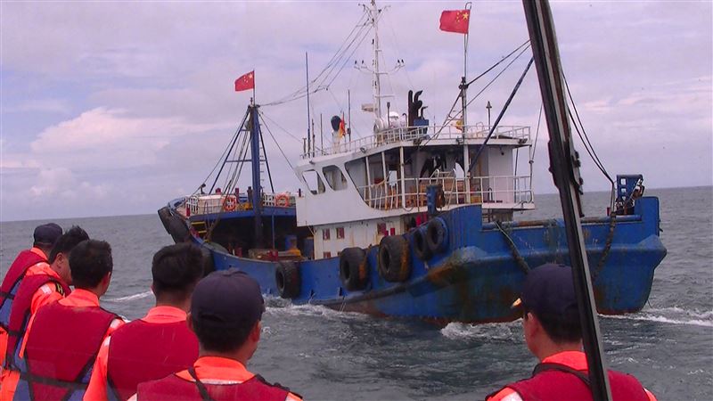 陸船再現澎湖漁場！海巡查扣油補船
