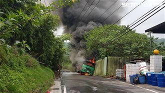 緊急！二甲苯槽車撞進松香水工廠起火
