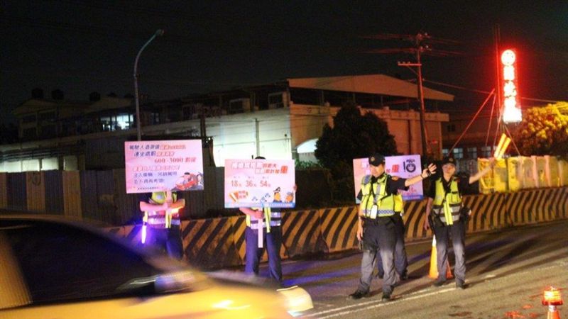 車禍遇到愛！她大膽告白　帥警回應了