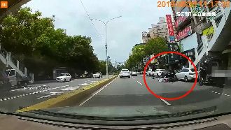 小貨車駕駛突開車門　後方騎士被撞飛