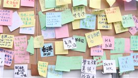 港人示威特色  連儂牆貼滿反對口號香港「反送中」示威近期多次與警方爆發衝突，近日有人在「連儂牆」張貼警員資料，以表達不滿，警方則依法撕掉。「連儂牆」最早出現在2014年占中運動，支持者在牆面貼上各種反對口號的採色紙條。圖為高鐵站外的「連儂牆」。（資料照片）中央社記者張謙香港攝　108年7月10日