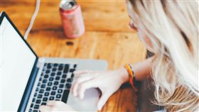 打電腦,3C（圖／pixabay）