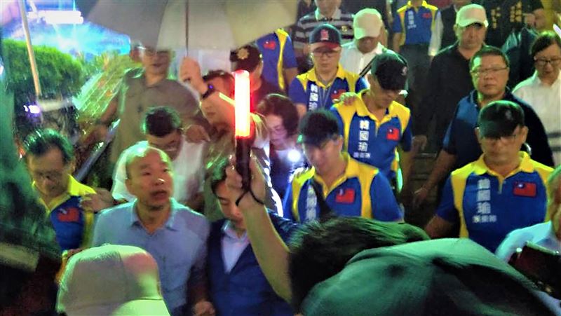 神豬賽韓國瑜頒獎　旁有護衛引媒不滿