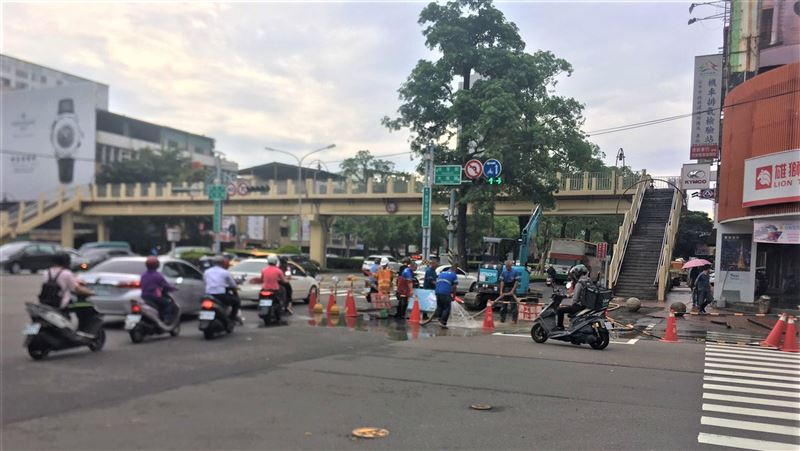 台灣大道水管破裂！搶修完成開放通車