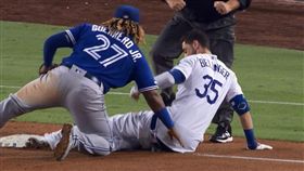 ▲道奇貝林傑滑三壘滑到褲子掉了。（圖／取自美國職棒官網）