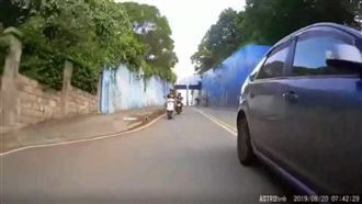 把重機當空氣？惡駕駛危險駕車逼讓道