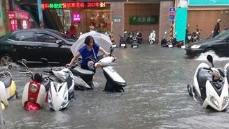 大雨強襲三重！積水近機車輪胎高