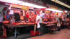 香港活豬價格創新高  將近台灣3.5倍香港活豬拍賣價格20日再創新高，每100台斤已來到港幣4254元，將近台灣的3.5倍；傳統市場零售價每斤飆破港幣100元（約新台幣400元），生意大受衝擊。（中通社資料照片）中央社  108年8月21日