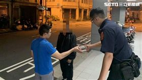 歐男騎車前往派出所求助，全因有人在他耳旁說話（翻攝畫面）