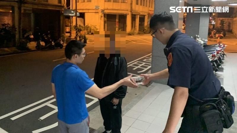 騎車有人在旁說話　他直衝派出所求救
