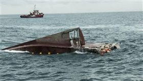 漁船疑遭貨輪擦撞翻覆　1人重傷5人輕傷「新億福號」漁船21日上午在彰化王功外海疑遭貨輪擦撞翻覆，船上6名船員落海，造成1人重傷、5人輕傷，台中海巡隊派海巡艦艇接駁送醫。（翻攝畫面）中央社記者趙麗妍傳真　108年8月21日