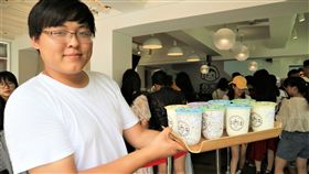 酸奶大變身（1）以往在中國街頭常以土氣包裝示人的酸奶（優格），現在被開發成手搖飲料，並推出椰子玫瑰、藜麥燕麥、紅棗核桃等養生口味，進軍人民幣千億級市場。中央社記者陳家倫上海攝　108年8月21日