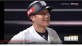 ▲KT巫師老將柳漢俊遭3球三振後無語苦笑。（圖／截自網路）