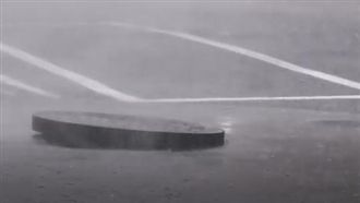 影／暴雨灌！信義區人孔蓋變「響板」