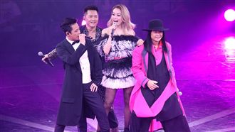 容祖兒紅磡開唱！搖鴕鳥毛挑逗草蜢