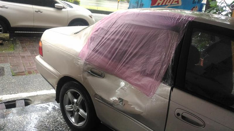 妻小剛下車突傳巨響　翁墜樓撞凹車頂