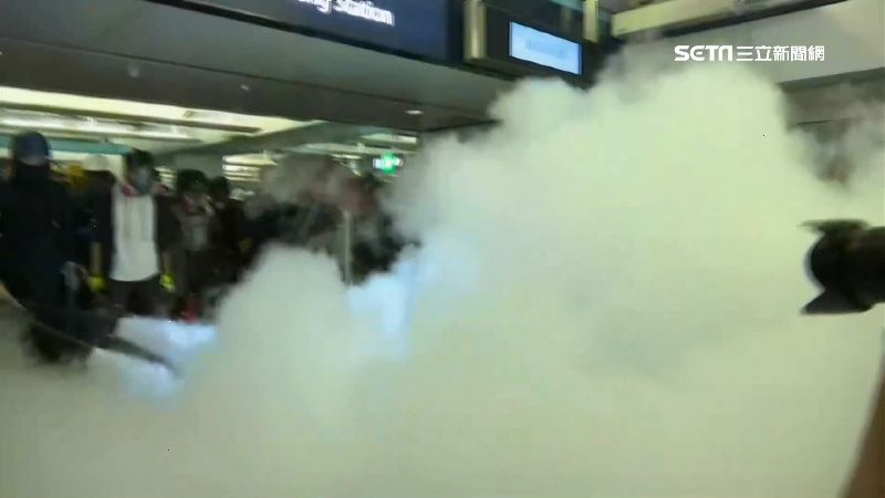 元朗白衣暴打滿月！靜坐變警民對峙