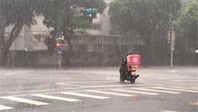 暴雨在家叫外送　他心疼道感謝　網：這是對的（圖／翻攝自爆廢公社）