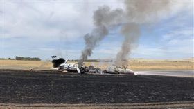 北加州歐羅維里市立機場（Oroville Municipal Airport），一架小型噴射機衝出跑道起火，圖／美聯社／達志影像