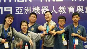 屏東團隊參加機器人國際賽奪5金（1）「2019亞洲智慧型機器人大賽－粵港澳大灣區國際邀請賽」於11日至13日在澳門舉行，HELLO MAKER團隊帶領由屏東縣內國中生所組成的隊伍參賽，奪得5金2銀1銅。（周佳弘提供）中央社記者郭芷瑄傳真　108年8月21日