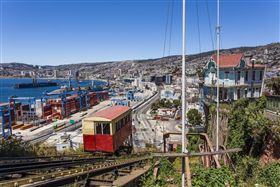 ▲從登山纜車視角欣賞智利海港城市─瓦爾帕萊索（圖／shutterstock.com）