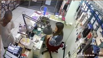 怪男欲買平板拿了就跑　扯郭台銘送的